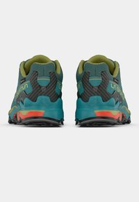 Tênis de trail running em azul-turquesa e preto, com um upper de malha texturizada, detalhes em verde e sola em laranja-avermelhado para melhor tração.