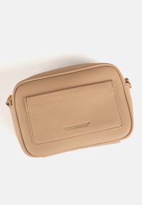 Bolso bandolera rectangular de cuero beige con bolsillo frontal y herrajes en tono dorado, con el logo "VIVISENCE" grabado.