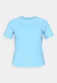 Ανοιχτό μπλε κοντομάνικο μπλουζάκι φτιαγμένο από λείο, ελαστικό ύφασμα με κανονικό λαιμόκοψη και ορατές ραφές κατά μήκος των μανικιών και του στριφώματος.