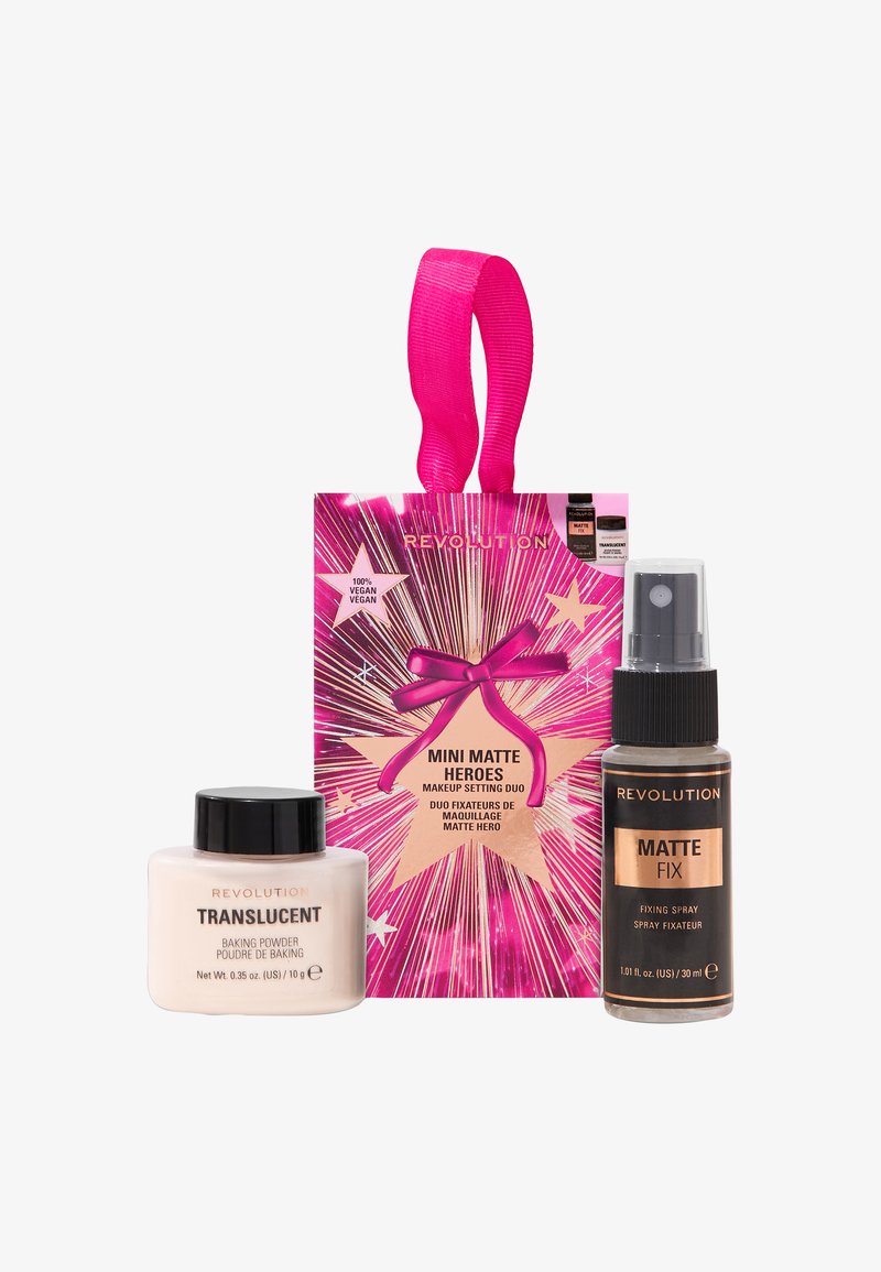 Makeup settende duo med gjennomsiktig bakepulver i krukke og matte fikseringssprayflaske, pakket i rosa stjerneformet boks med hengende bånd.