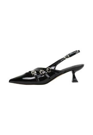 Escarpin à talon bas, bride arrière en cuir verni noir avec trois lanières argentées à boucles sur l'avant pointu.