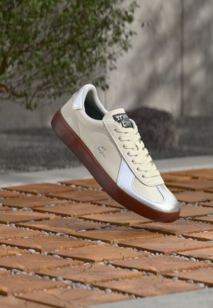 BASESHOT PRO 126 - Sneakers laag - off white/silver-coloured