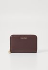 EMBOSSED LOGO - Portefeuille - fudge/espresso