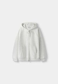 Felpa grigia chiara con zip e cappuccio regolabile, maniche raglan, due tasche frontali e polsini e orlo a coste. Texture liscia, design minimal.