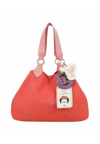 Sac à main en tissu rouge avec des poignées en cuir rose, doté d'étiquettes circulaires et d'embellissements. Texture douce, forme arrondie et motifs floraux.