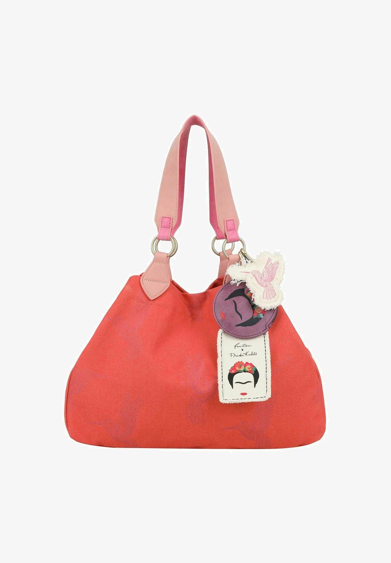 Sac à main en tissu rouge avec des poignées en cuir rose, doté d'étiquettes circulaires et d'embellissements. Texture douce, forme arrondie et motifs floraux.