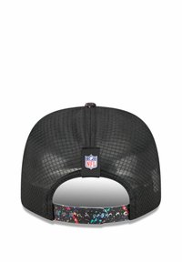 Schwarze Mesh-Kappe mit einem bunten Spritzmuster an dem Riemen und einem NFL-Logo-Patch. Mit runder Oberseite und Snapback-Verschluss.