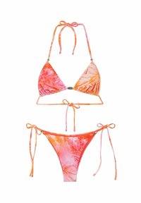 Bikini tie-dye con parte superiore e inferiore triangolari, in tonalità vivaci di rosa e arancione, con lacci regolabili e delicate parti metalliche.
