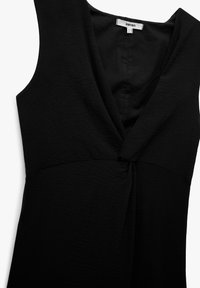 Abito nero senza maniche con scollatura a V e un dettaglio attorcigliato in vita. Realizzato in un tessuto testurizzato con una finitura liscia.