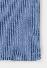 Tissu tricoté bleu avec texture côtelée verticale, montrant un gros plan détaillé du motif de points sur fond blanc.