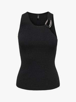 Top negro sin mangas con tejido acanalado y una tira gruesa que presenta un gran anillo de metal plateado cerca del hombro.