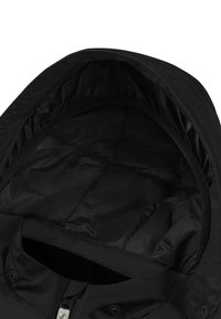 Schwarzjacke mit einer glatten äußeren Schale, einem gesteppte Innenfutter, einer breiten Kapuze und einem vorderen Reißverschluss mit metallischen Druckknöpfen.