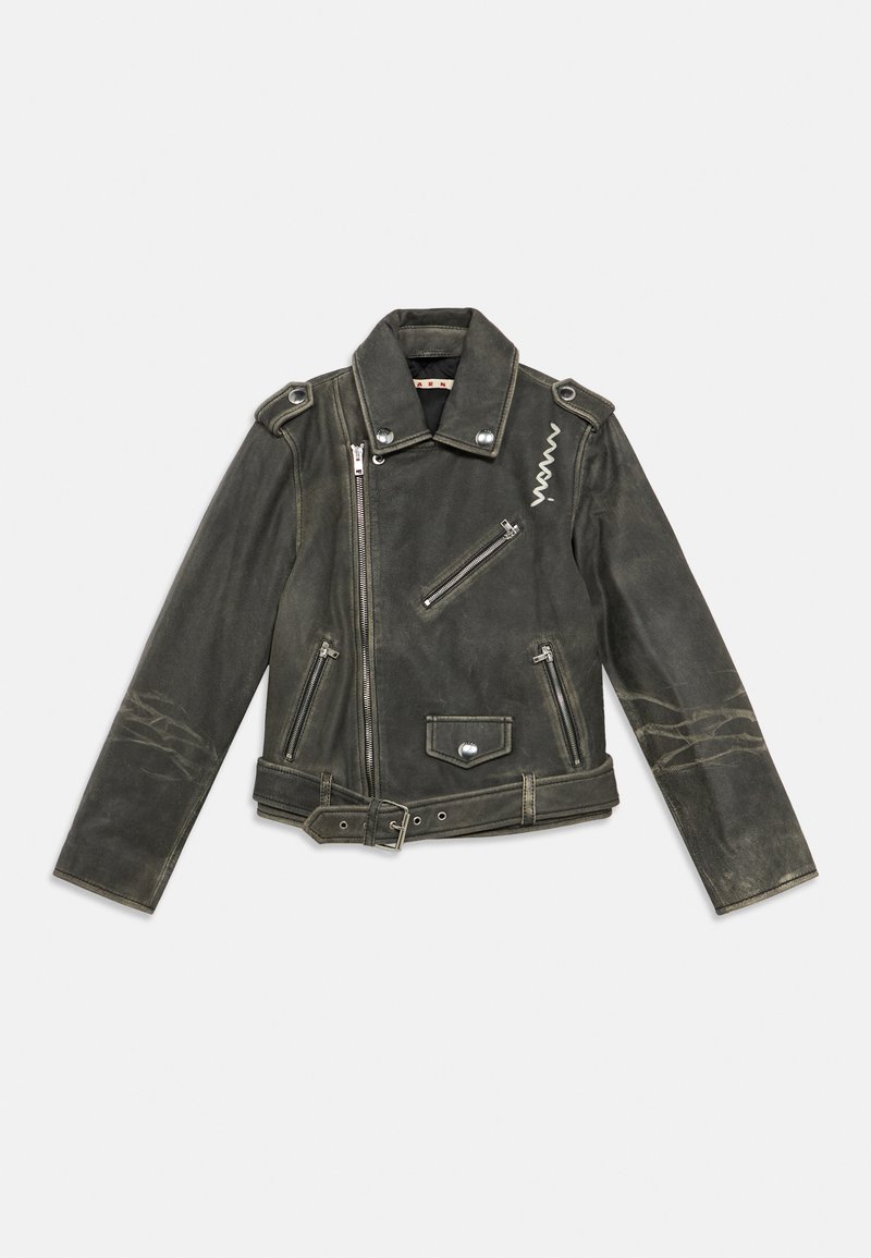 Zwarte leren motorjack met zilverkleurige hardware, asymmetrische ritsen, schouderepauletten en contrasterende witte stikdetails.