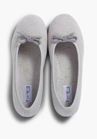 Graue gestrickte Ballettschuhe mit einer abgerundeten Spitze und einer kleinen Schleifendetails. Sanfter Textur mit einem elastischen Einstieg; Etikett innen sichtbar.