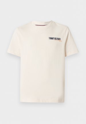 Kortærmet, off-white T-shirt med rund hals og lille "Tommy Hilfiger"-logo samt tekst på øverste venstre bryst.