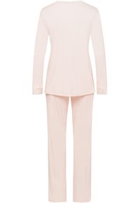 Completo pigiama rosa chiaro con maniche lunghe e pantaloni. Tessuto morbido, con bordo in pizzo ai polsini e al collo. Vestibilità semplice e comoda.