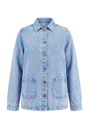 Lyseblå denimjakke med knapper foran, to forlommer og spredt mønster af pink solsikke-broderi.