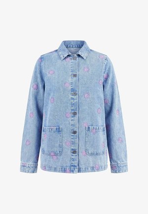 Lyseblå denimjakke med knapper foran, to forlommer og spredt mønster af pink solsikke-broderi.