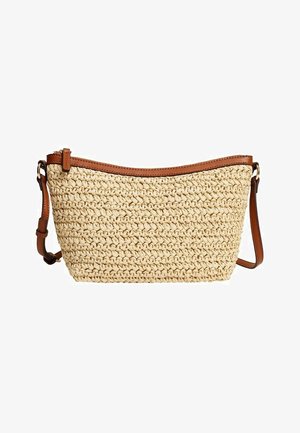 Gevlochten strooien tas in beige met een gladde bruine leren bovenkant en verstelbare riem. Gebogen ontwerp met een gestructureerd oppervlak en ritssluiting.