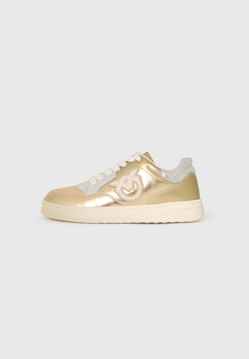 Metalne zlatne tenisice s bijelim i sivim akcentima, koje sadrže okruglu oznaku, vezanje i teksturiranu gumenu potplat.