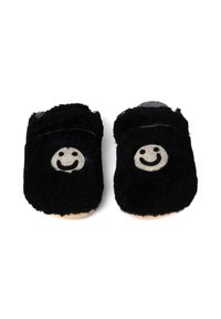 Czarne, puszyste kapcie o teksturowanej powierzchni, z jasno kolorowym logo uśmiechniętej buźki z przodu oraz płaską, jasno kolorową podeszwą.