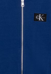 Calvin Klein Jeans BADGE ZIP THROUGH UNISEX - Sweatjakke - pigment blue