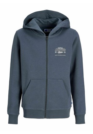 Granatowa bluza z kapturem zapinana na zamek, z przednimi kieszeniami i białym logo Jack & Jones na lewej stronie klatki piersiowej, z kapturem oraz ściągaczami na mankietach i u dołu.