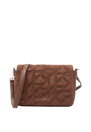 Borsa in camoscio trapuntato marrone con forma rettangolare, caratterizzata da motivi geometrici, una tracolla staccabile e un dettaglio logo dorato.