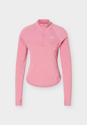 Ροζ αθλητικό τοπ με μακριά μανίκια, φερμουάρ 1/4, τρύπες για τον αντίχειρα στα μανίκια και μικρό λευκό λογότυπο Nike στο αριστερό στήθος.