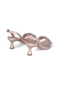 Sandali con tacco rosa con cinturino metallico intrecciato e fibbia alla caviglia regolabile. I tacchi sono scolpiti e leggermente svasati, con una finitura lucida.