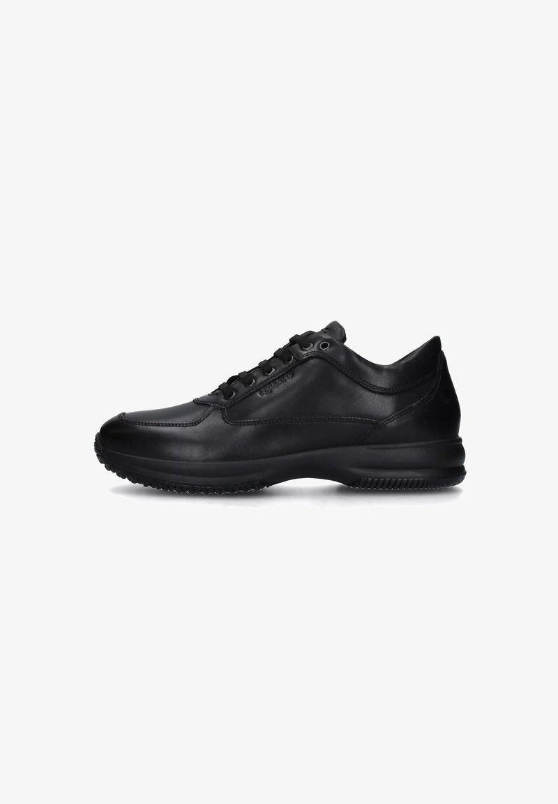 Sneaker in pelle nera con punta arrotondata, design con lacci, texture liscia e suola in gomma spessa con motivi antiscivolo.