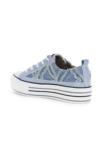 Denim-Sneaker in hellblau, mit witterungsbedingten Abnutzungen, weißer Gummisohle und schwarzen Streifen. Verfügt über eine Schnürung und ein gefüttertes Blumenmuster.