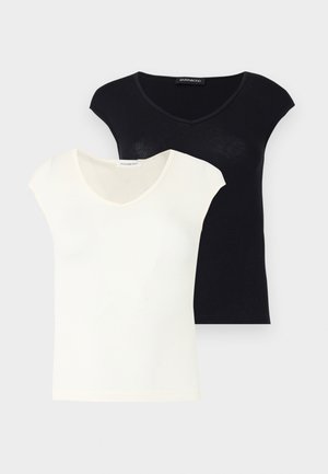 Zwei einfache T-Shirts mit V-Ausschnitt und Kappärmel, eines vorne weiß und eines hinten schwarz, auf einem einfarbigen Hintergrund präsentiert.