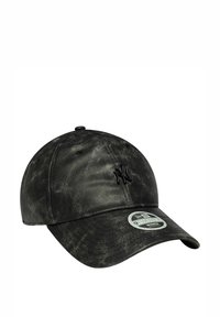Gorra negra hecha de cuero sintético texturizado, con forma redondeada, un logo de Nueva York y un visera plana con una etiqueta de tamaño en el costado.
