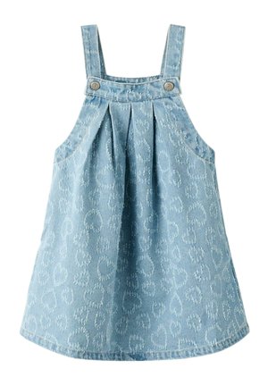 Robe salopette en denim bleu clair avec bretelles ajustables, plis à l'avant et motifs subtils en forme de cœur sur tout le tissu.