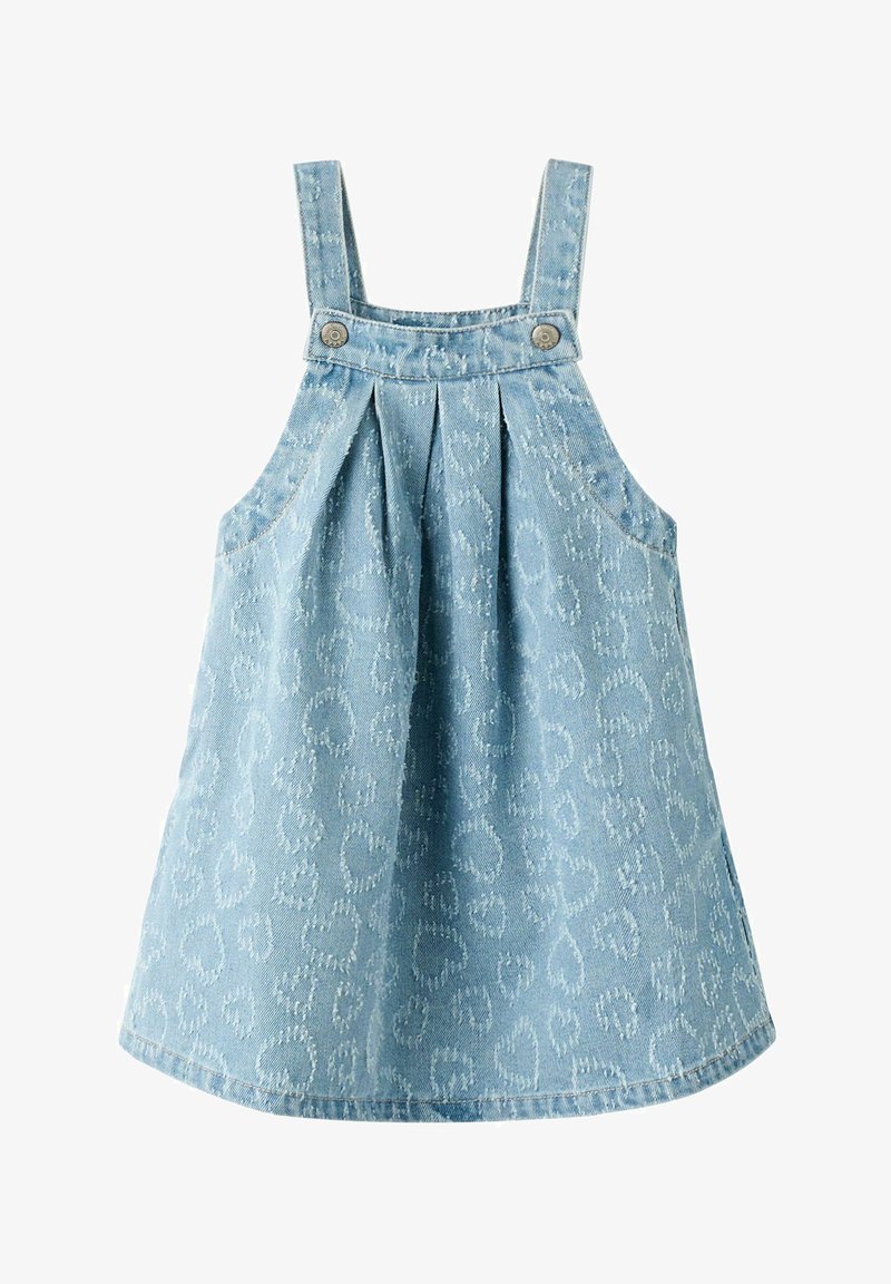 Robe salopette en denim bleu clair avec bretelles ajustables, plis à l'avant et motifs subtils en forme de cœur sur tout le tissu.