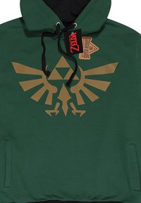 Zielona bluza z kapturem z dużym złotym emblemem Triforce oraz wzorem skrzydeł. Posiada kaptur z czarną obwódką oraz regulowane sznurki.