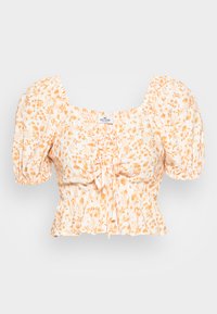 Blusa branca com padrão floral laranja, mangas bufantes, decote quadrado, corpete franzido e detalhe de laço no centro.