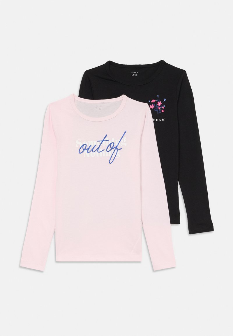 Zwei Langarmhemden: eines in Pink mit blauer Schrift "out of" und weißem Untertext, das andere in Schwarz mit Floralprint und "DREAM" über dem Design.