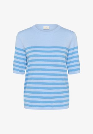 Hellblaues kurzärmeliges Strickoberteil mit abwechselnd schmalen und breiten horizontalen türkisfarbenen Streifen auf Körper und Ärmeln.