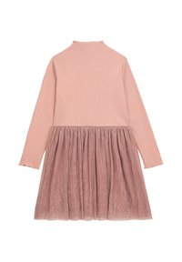 Langärmliges Kleid mit einem gerippten rosa Oberteil und einem gefältelten, hellrosa Rock mit strukturierter Oberfläche und weichem Stoff.
