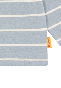 Blauw-wit gestreept kledingstuk met korte mouwen en een ronde zoom, met een gele label aan de zijkant waarop een logo staat. Gemaakt van zachte katoenmix.