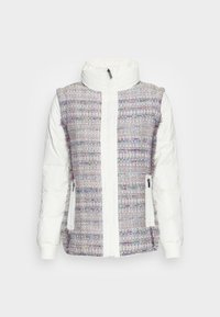 Chaqueta blanca acolchada con un frente de tejido trenzado multicolor. Presenta un alto cuello, dos bolsillos con cremallera y puños acanalados.