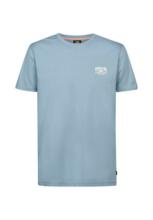 Lichtblauw T-shirt met korte mouwen en ronde hals, met klein wit tekstlogo "Petrol Ind Cerritos Beach" op de linkerborst.