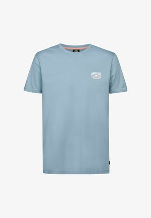Lichtblauw T-shirt met korte mouwen en ronde hals, met klein wit tekstlogo "Petrol Ind Cerritos Beach" op de linkerborst.