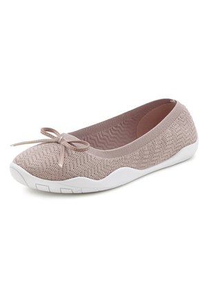 Bailarinas en tela de color rosa claro, con un upper texturizado que presenta un patrón ondulado, cuello elástico y suela de goma blanca. Detalle de un pequeño lazo en la puntera.