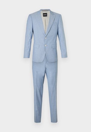 Traje azul claro hecho de una tela texturizada, con un blazer de dos botones y solapa muesca, acompañado de pantalones slim-fit a juego.