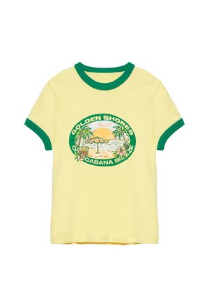 Gelbes T-Shirt mit kurzen Ärmeln, grünem Kragen und Ärmelsäumen, mit einer Strand-Szene und dem Text "Golden Shores Cabana Breeze" auf der Vorderseite.
