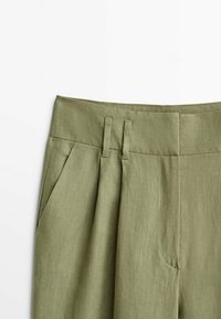 Pantalon taille haute vert olive en lin avec passants pour ceinture, poches latérales, plis et fermeture frontale invisible.