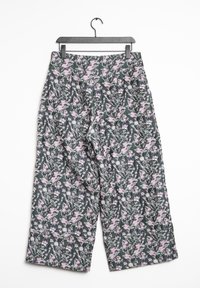 Brede broek met bloemenpatroon in donkergroen, voorzien van roze en witte bloemen, gemaakt van lichte stof, met een hoge taille.